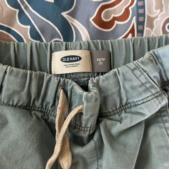 Old navy size five teal shorts with pockets - Picture 2 of 4